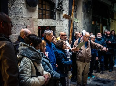 Kudüs, İsrail, 19 Şubat 2026 'da bir papazın yönettiği İtalyan Hristiyan hacılar Eski Şehir Via Dolorosa boyunca resmi bir geçit töreni düzenledi. Dindarlar dar sokaklarda haç taşır.