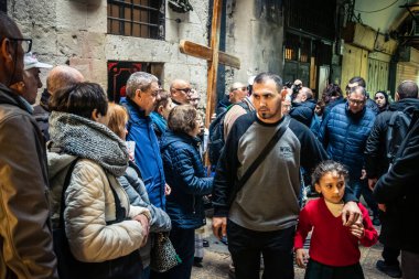 Kudüs, İsrail, 19 Şubat 2026 'da bir papazın yönettiği İtalyan Hristiyan hacılar Eski Şehir Via Dolorosa boyunca resmi bir geçit töreni düzenledi. Dindarlar dar sokaklarda haç taşır.