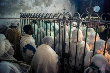 Kudüs, İsrail, 19 Şubat 2026 Etiyopyalı Hıristiyan inananlar Eski Şehir 'deki Etiyopya Kilisesi' nde yapılan dini tören sırasında dua edip secde ediyorlar. Derin bağlılık ve inanç sahnesi.