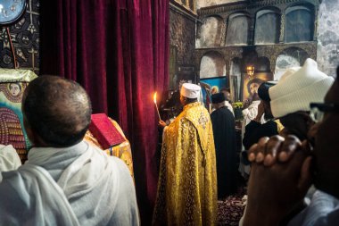 Kudüs, İsrail, 19 Şubat 2026 Etiyopyalı Hıristiyan inananlar Eski Şehir 'deki Etiyopya Kilisesi' nde yapılan dini tören sırasında dua edip secde ediyorlar. Derin bağlılık ve inanç sahnesi.