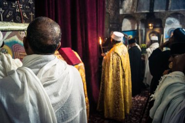 Kudüs, İsrail, 19 Şubat 2026 Etiyopyalı Hıristiyan inananlar Eski Şehir 'deki Etiyopya Kilisesi' nde yapılan dini tören sırasında dua edip secde ediyorlar. Derin bağlılık ve inanç sahnesi.