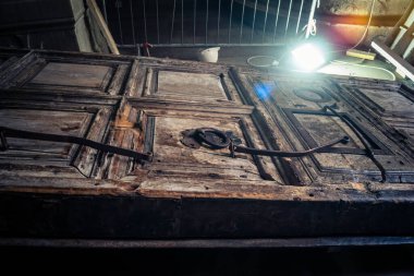 Kudüs, İsrail, 19 Şubat 2026. 3 tonluk Kutsal Mezar Portalı 'nın tarihi olarak kaldırılması. Yüzyıllardır ilk yapısal restorasyon, Bizans kapılarını korumak için milimetre hassasiyet gerektiriyor..