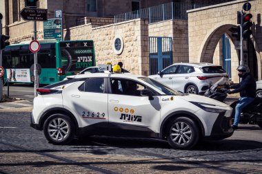 Kudüs, İsrail, 20 Şubat 2026 Taksiler Kudüs sokaklarında dolaşıyorlar. Taksiler, yerli ve yabancı turistler için yerel ulaşım sisteminin önemli bir parçasıdır..