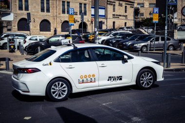 Kudüs, İsrail, 20 Şubat 2026 Taksiler Kudüs sokaklarında dolaşıyorlar. Taksiler, yerli ve yabancı turistler için yerel ulaşım sisteminin önemli bir parçasıdır..