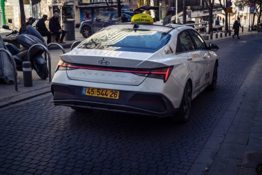 Kudüs, İsrail, 20 Şubat 2026 Taksiler Kudüs sokaklarında dolaşıyorlar. Taksiler, yerli ve yabancı turistler için yerel ulaşım sisteminin önemli bir parçasıdır..