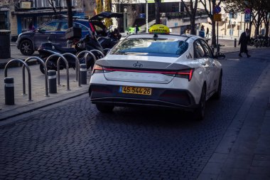 Kudüs, İsrail, 20 Şubat 2026 Taksiler Kudüs sokaklarında dolaşıyorlar. Taksiler, yerli ve yabancı turistler için yerel ulaşım sisteminin önemli bir parçasıdır..