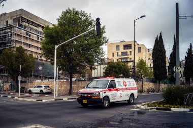 Kudüs, İsrail, 20 Şubat 2026 Magen David Adom 'dan (MDA) acil tıbbi servis şehir sokaklarında seyahat ediyor. Bu araçlar şehirde hayati önem taşıyan tıbbi yardımlar sağlıyor..