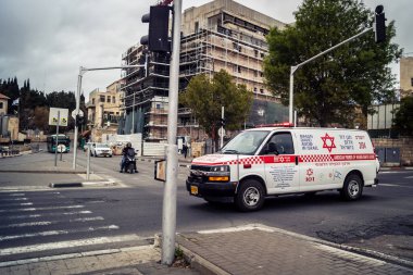 Kudüs, İsrail, 20 Şubat 2026 Magen David Adom 'dan (MDA) acil tıbbi servis şehir sokaklarında seyahat ediyor. Bu araçlar şehirde hayati önem taşıyan tıbbi yardımlar sağlıyor..