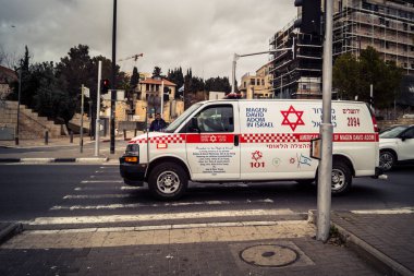 Kudüs, İsrail, 20 Şubat 2026 Magen David Adom 'dan (MDA) acil tıbbi servis şehir sokaklarında seyahat ediyor. Bu araçlar şehirde hayati önem taşıyan tıbbi yardımlar sağlıyor..