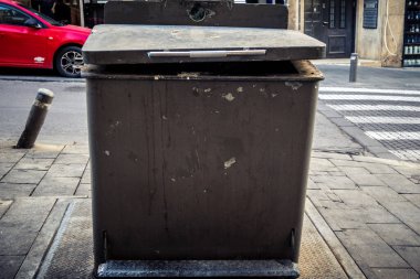 Kudüs, İsrail, 20 Şubat 2026. Şehirde çeşitli çöp tenekeleri ve geri dönüşüm konteynırları kuruldu. Konteynırlar atık yönetimi ve kentsel sağlık hizmetleri için gereklidir.