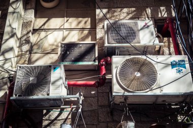 Kudüs, İsrail, 20 Şubat 2026 açık hava klima üniteleri yerleşim yerlerinin duvarlarına kuruldu. Bu sistemler kentsel bir ortamda soğutma ve havalandırma sağlar..