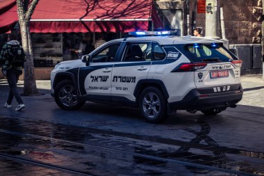 Kudüs, İsrail - 20 Şubat 2026 İsrail polis arabası Kudüs sokaklarında acil durum ışıklarıyla ilerliyor.