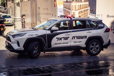 Kudüs, İsrail - 20 Şubat 2026 İsrail polis arabası Kudüs sokaklarında acil durum ışıklarıyla ilerliyor.