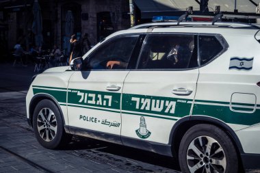 Kudüs, İsrail - 20 Şubat 2026 İsrail polis arabası Kudüs sokaklarında acil durum ışıklarıyla ilerliyor.