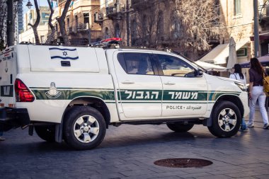 Kudüs, İsrail - 20 Şubat 2026 İsrail polis arabası Kudüs sokaklarında acil durum ışıklarıyla ilerliyor.