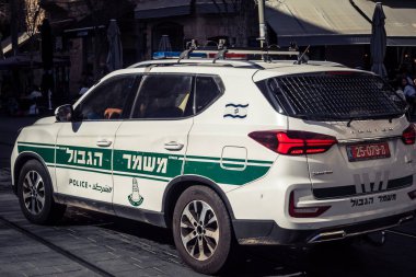 Kudüs, İsrail - 20 Şubat 2026 İsrail polis arabası Kudüs sokaklarında acil durum ışıklarıyla ilerliyor.