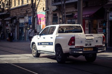 Kudüs, İsrail - 20 Şubat 2026 İsrail polis arabası Kudüs sokaklarında acil durum ışıklarıyla ilerliyor.