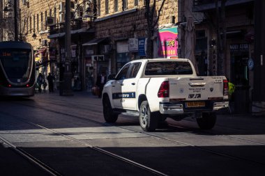 Kudüs, İsrail - 20 Şubat 2026 İsrail polis arabası Kudüs sokaklarında acil durum ışıklarıyla ilerliyor.