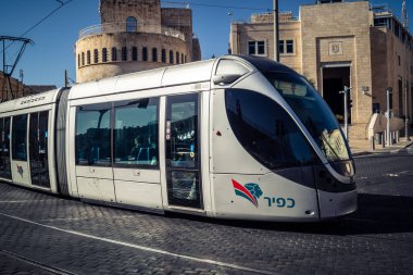 Kudüs, İsrail, 20 Şubat 2026 Modern hafif tren sistemi yolcuları şehir boyunca taşır. Tram, kentsel toplu taşıma ağının ve sürdürülebilir hareketliliğin merkezi bir bileşenidir..