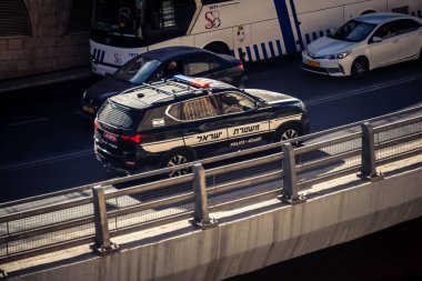 Kudüs, İsrail - 20 Şubat 2026 İsrail polis arabası Kudüs sokaklarında acil durum ışıklarıyla ilerliyor.