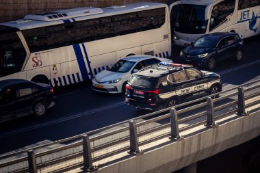 Kudüs, İsrail - 20 Şubat 2026 İsrail polis arabası Kudüs sokaklarında acil durum ışıklarıyla ilerliyor.