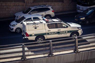 Kudüs, İsrail - 20 Şubat 2026 İsrail polis arabası Kudüs sokaklarında acil durum ışıklarıyla ilerliyor.