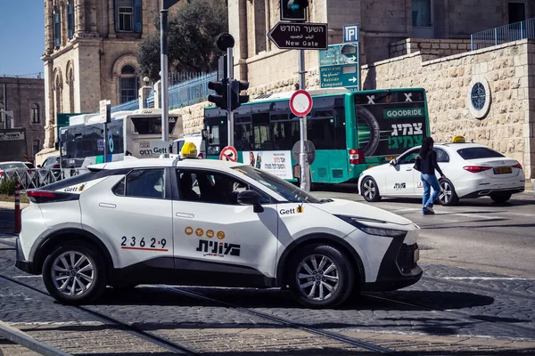 Kudüs, İsrail, 20 Şubat 2026 Taksiler Kudüs sokaklarında dolaşıyorlar. Taksiler, yerli ve yabancı turistler için yerel ulaşım sisteminin önemli bir parçasıdır..