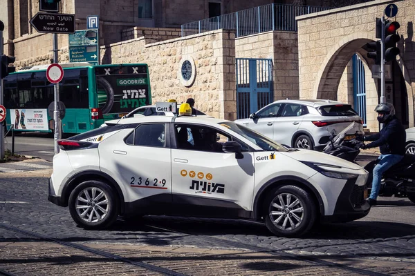 Kudüs, İsrail, 20 Şubat 2026 Taksiler Kudüs sokaklarında dolaşıyorlar. Taksiler, yerli ve yabancı turistler için yerel ulaşım sisteminin önemli bir parçasıdır..