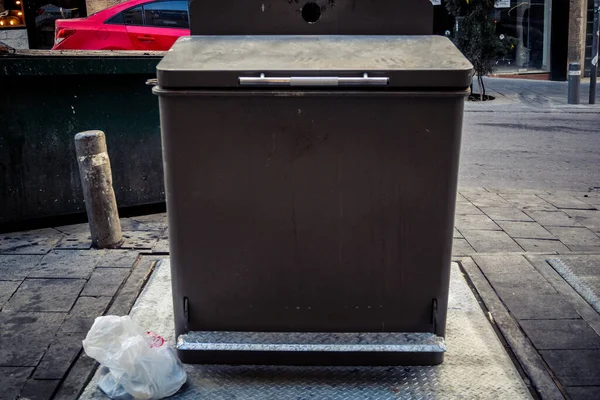 Kudüs, İsrail, 20 Şubat 2026. Şehirde çeşitli çöp tenekeleri ve geri dönüşüm konteynırları kuruldu. Konteynırlar atık yönetimi ve kentsel sağlık hizmetleri için gereklidir.