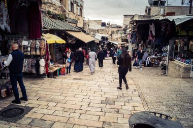 Kudüs, İsrail, 21 Şubat 2026 Yoldan geçen Şam Kapısı 'nı geçip hareketli Müslüman Mahallesi' ne girdi. Yerel pazarın tezgahları geleneksel tatlılar, meyveler ve eşsiz bir kültürel atmosfer sunuyor..