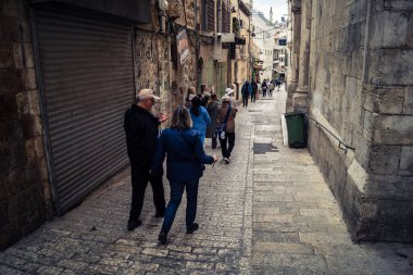 Kudüs, İsrail, 21 Şubat 2026: Hristiyan hacılar büyük ahşap haçlar taşır ve Dolorosa Vadisi boyunca dua ederler. Kutsal şehrin sokaklarında geleneksel Cuma alayı..