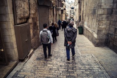 Kudüs, İsrail, 21 Şubat 2026: Hristiyan hacılar büyük ahşap haçlar taşır ve Dolorosa Vadisi boyunca dua ederler. Kutsal şehrin sokaklarında geleneksel Cuma alayı..