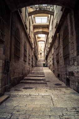 Kudüs, İsrail, 21 Şubat 2026 Yoldan geçen Şam Kapısı 'nı geçip hareketli Müslüman Mahallesi' ne girdi. Yerel pazarın tezgahları geleneksel tatlılar, meyveler ve eşsiz bir kültürel atmosfer sunuyor..