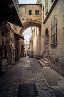 Kudüs, İsrail, 21 Şubat 2026 Yoldan geçen Şam Kapısı 'nı geçip hareketli Müslüman Mahallesi' ne girdi. Yerel pazarın tezgahları geleneksel tatlılar, meyveler ve eşsiz bir kültürel atmosfer sunuyor..