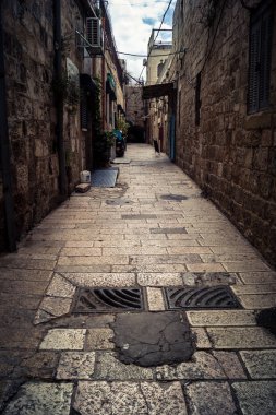 Kudüs, İsrail, 21 Şubat 2026 Yoldan geçen Şam Kapısı 'nı geçip hareketli Müslüman Mahallesi' ne girdi. Yerel pazarın tezgahları geleneksel tatlılar, meyveler ve eşsiz bir kültürel atmosfer sunuyor..