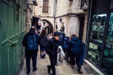 Kudüs, İsrail, 21 Şubat 2026 Yoldan geçen Şam Kapısı 'nı geçip hareketli Müslüman Mahallesi' ne girdi. Yerel pazarın tezgahları geleneksel tatlılar, meyveler ve eşsiz bir kültürel atmosfer sunuyor..