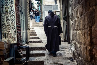 Kudüs, İsrail, 21 Şubat 2026 Yoldan geçen Şam Kapısı 'nı geçip hareketli Müslüman Mahallesi' ne girdi. Yerel pazarın tezgahları geleneksel tatlılar, meyveler ve eşsiz bir kültürel atmosfer sunuyor..