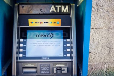 Kudüs, İsrail, 21 Şubat 2026: Sokakta otomatik veznedarlar ve ATM 'ler. Kutsal şehirdeki finansal hizmetler, bankacılık teknolojisi ve para çekme sistemleri.