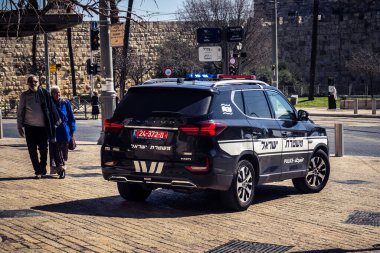 Kudüs, İsrail, 21 Şubat 2026: İsrail polis devriye araçları şehirden geçiyor. Başkentin sokaklarındaki kamu güvenliği, yasa uygulama ve güvenlik operasyonları.