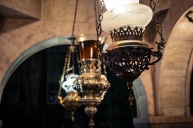 Kudüs, İsrail - 21 Şubat 2026: Kutsal Mezar Kilisesi 'nin içinde Eski Şehir' in kalbinde kutsal tablolar, dini simgeler ve antik Hıristiyan mimarisi yer almaktadır..