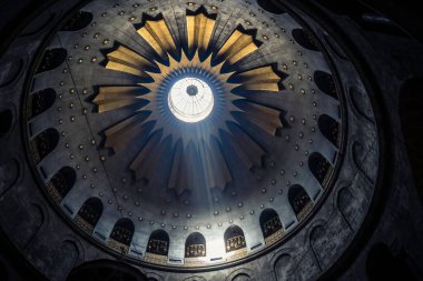 JERUSALEM, ISRAEL - 21 Şubat 2026 İlahi doğal güneş ışını ana kubbenin okülüsünden karanlığı delip geçiyor, Kutsal Mezar Bazilikası. Mistik atmosfer ve olağanüstü ruhsal vizyon.