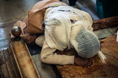 JERUSALEM, ISRAEL - 21 Şubat 2026 Ortodoks rahibi Kudüs 'teki Kutsal Mezar Kilisesi' nde duruyor. Kutsal geleneğin ve Hıristiyanlık mabedi içindeki bin yıllık inancın koruyucusu.