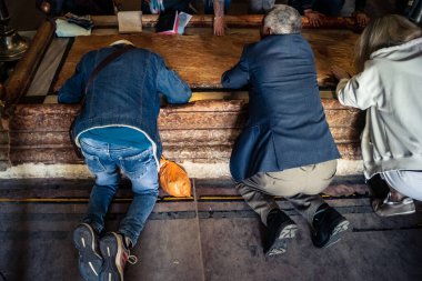 JERUSALEM, ISRAEL - 21 Şubat 2026 Ortodoks rahibi Kudüs 'teki Kutsal Mezar Kilisesi' nde duruyor. Kutsal geleneğin ve Hıristiyanlık mabedi içindeki bin yıllık inancın koruyucusu.