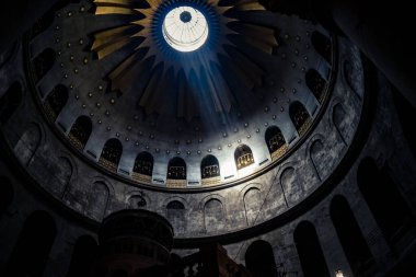 JERUSALEM, ISRAEL - 21 Şubat 2026 İlahi doğal güneş ışını ana kubbenin okülüsünden karanlığı delip geçiyor, Kutsal Mezar Bazilikası. Mistik atmosfer ve olağanüstü ruhsal vizyon.