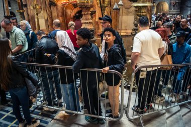 Kudüs, İsrail, 21 Şubat 2026 Hristiyan hacıların Aedicule 'ün önünde kuyruğa girmesi, kilisenin içinde İsa' nın mezarının bulunduğu yer Kutsal Mezar. Sabır ve bağlılık anı