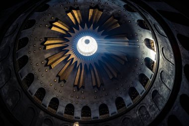 JERUSALEM, ISRAEL - 21 Şubat 2026 İlahi doğal güneş ışını ana kubbenin okülüsünden karanlığı delip geçiyor, Kutsal Mezar Bazilikası. Mistik atmosfer ve olağanüstü ruhsal vizyon.