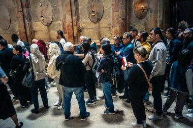 Kudüs, İsrail, 21 Şubat 2026 Hristiyan hacıların Aedicule 'ün önünde kuyruğa girmesi, kilisenin içinde İsa' nın mezarının bulunduğu yer Kutsal Mezar. Sabır ve bağlılık anı