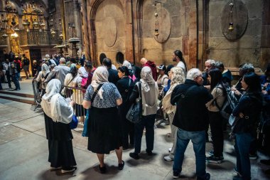 Kudüs, İsrail, 21 Şubat 2026 Hristiyan hacıların Aedicule 'ün önünde kuyruğa girmesi, kilisenin içinde İsa' nın mezarının bulunduğu yer Kutsal Mezar. Sabır ve bağlılık anı