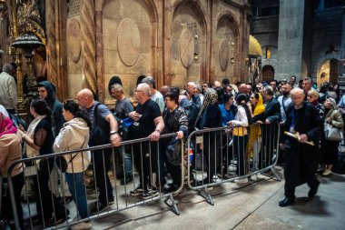 Kudüs, İsrail, 21 Şubat 2026 Hristiyan hacıların Aedicule 'ün önünde kuyruğa girmesi, kilisenin içinde İsa' nın mezarının bulunduğu yer Kutsal Mezar. Sabır ve bağlılık anı