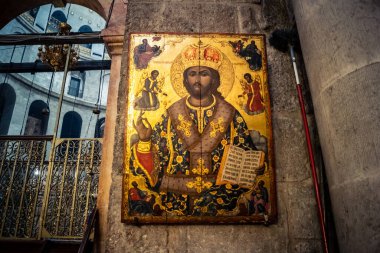 Kudüs, İsrail - 21 Şubat 2026: Kutsal Mezar Kilisesi 'nin içinde Eski Şehir' in kalbinde kutsal tablolar, dini simgeler ve antik Hıristiyan mimarisi yer almaktadır..